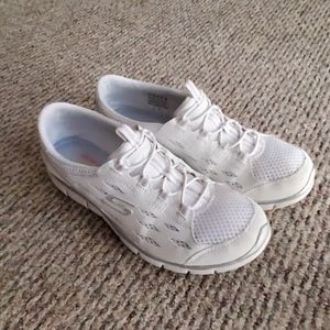 Skechers size 7.5 White Gratis Going Places 22603